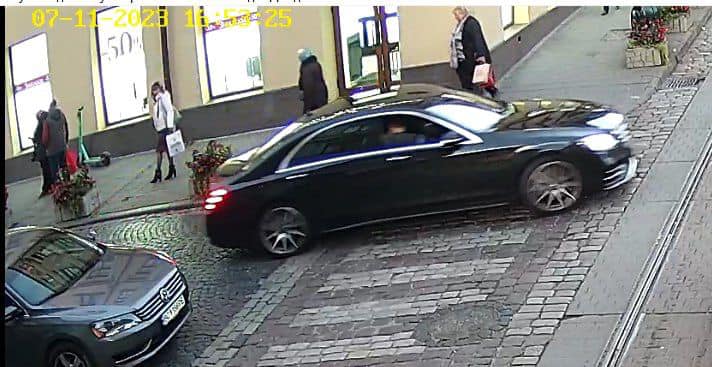 Скандальна київська блогерка відзначилася у Львові проїздом площею Ринок під російську музику