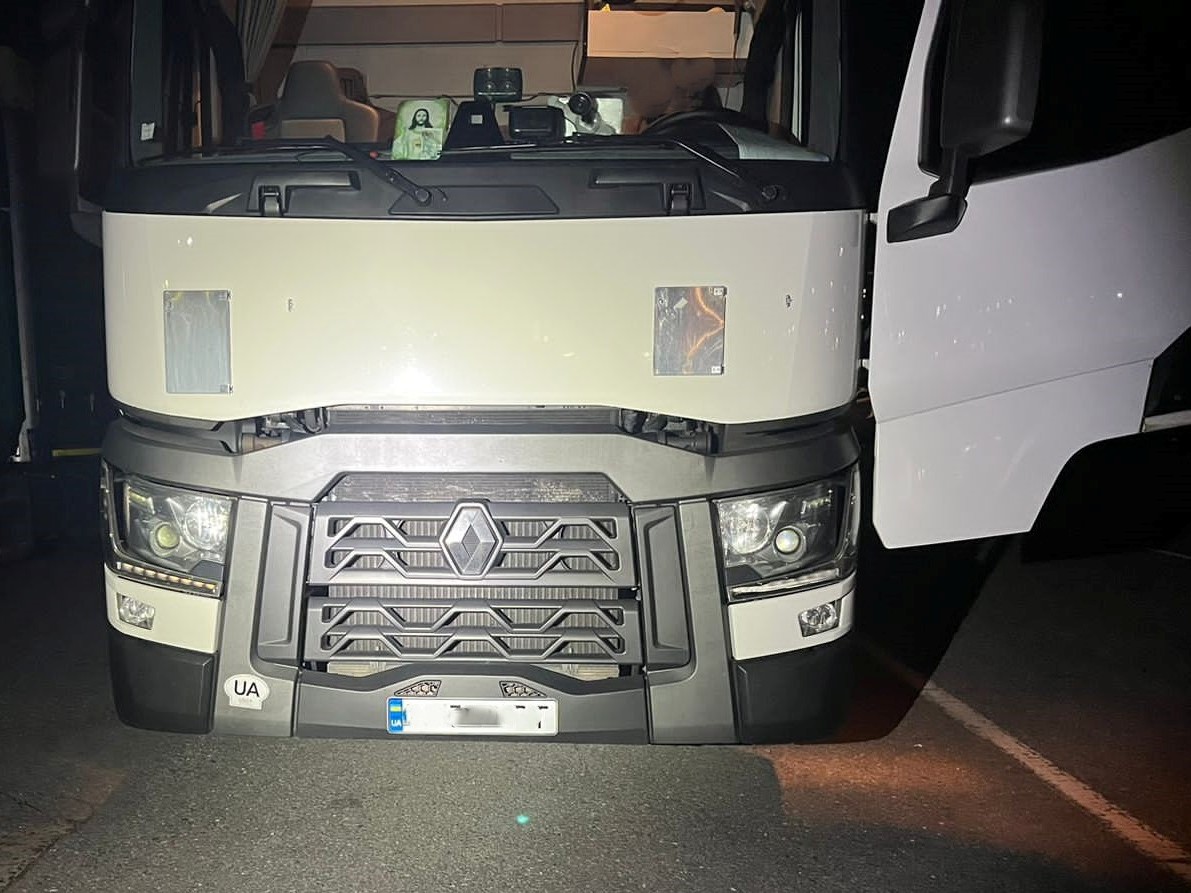 Влаштував у кабіні авто схованку для сина-ухилянта. На Львівщині викрили «далекобійника»