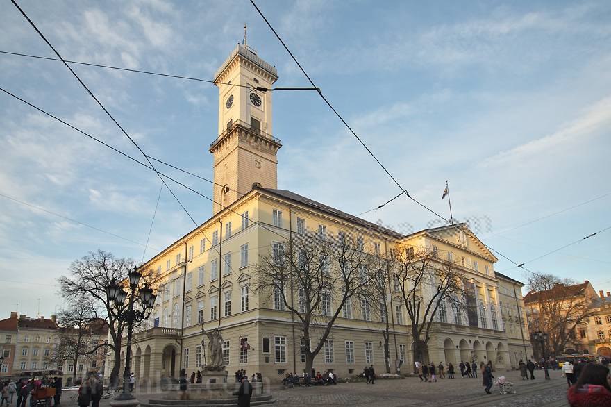У Львові у міській раді поліція влаштувала обшуки: подробиці