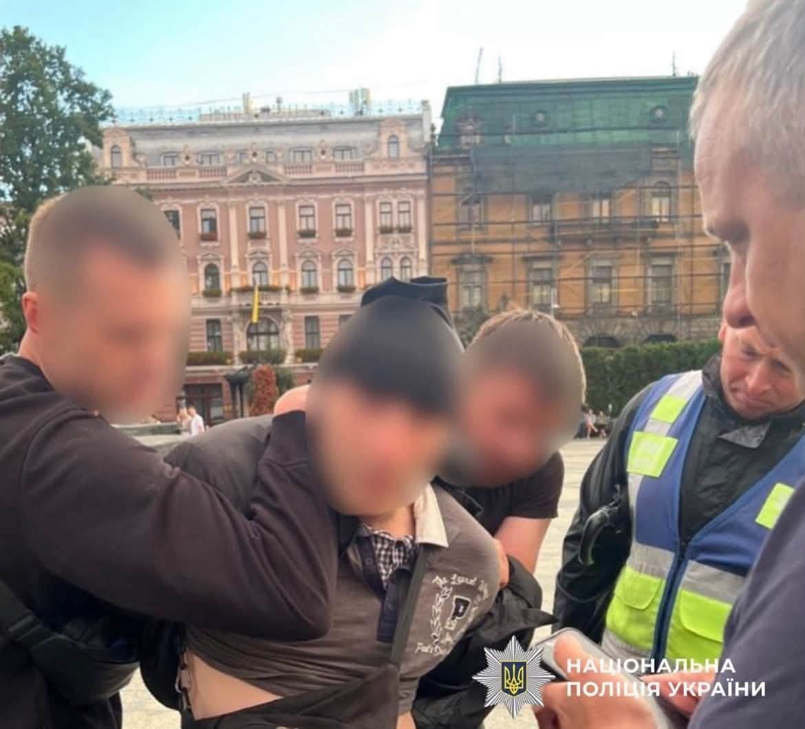 Чоловік напав з ножем на протестувальників у Львові: що з ним сталося далі (фото)