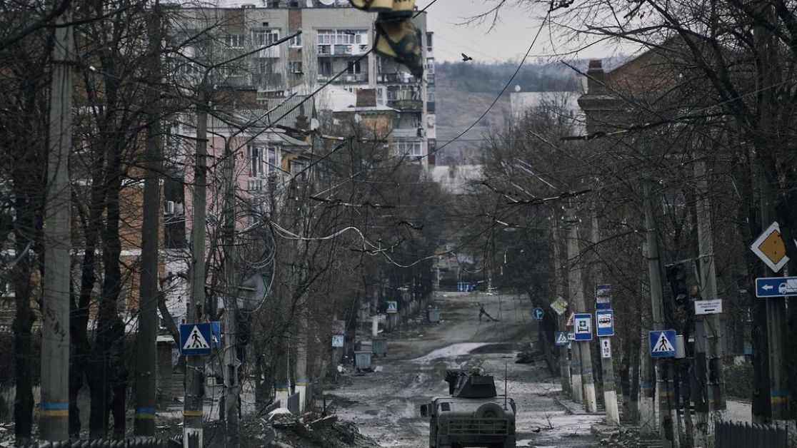 Бахмут тримається, постачання для українських військових не порушене