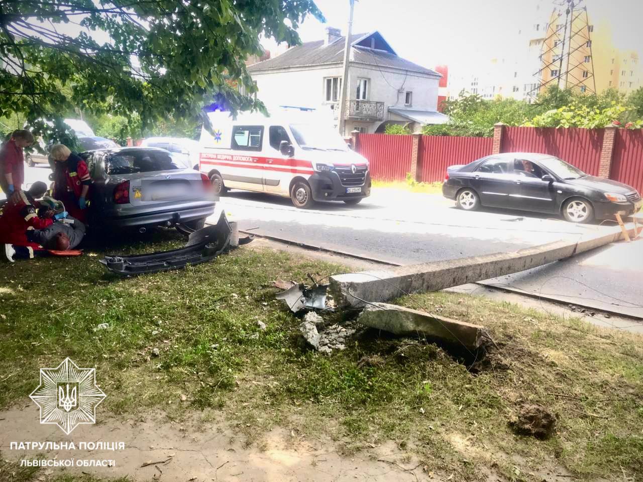 У Львові водій легковика в'їхав та зніс електроопору: через ДТП рух ускладнений