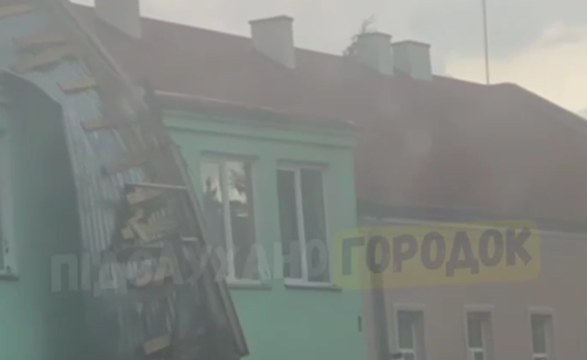 На Львівщині внаслідок негоди здуло дах: відео наслідків