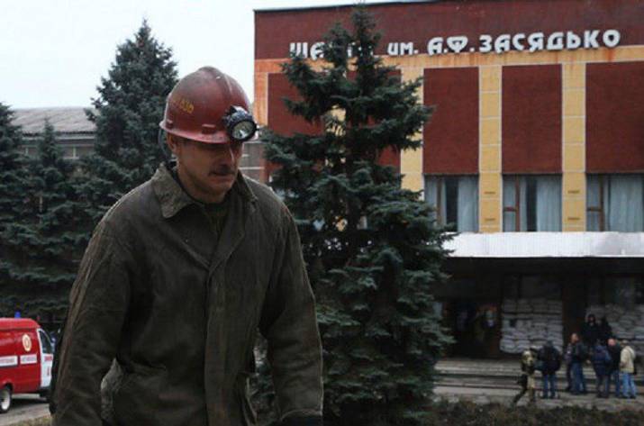 В окупованому Донецьку восьму добу гасять пожежу на шахті. Зник гірник.
