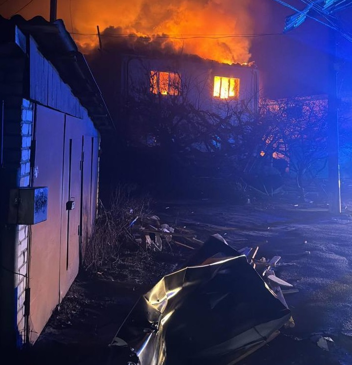 Вночі вибухи пролунали на Київщині: з'явилися фото з місця падіння уламків на будинки