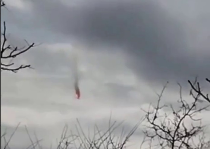 Підбитий російський пілот скерував палаючий літак на село. Відео