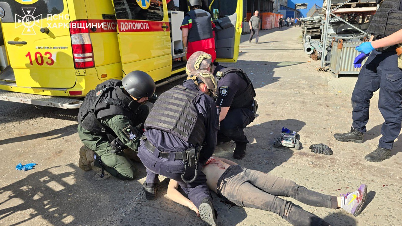 Загинула жінка, більше десятка поранених. ДСНС показала наслідки удару КАБами по Харкову