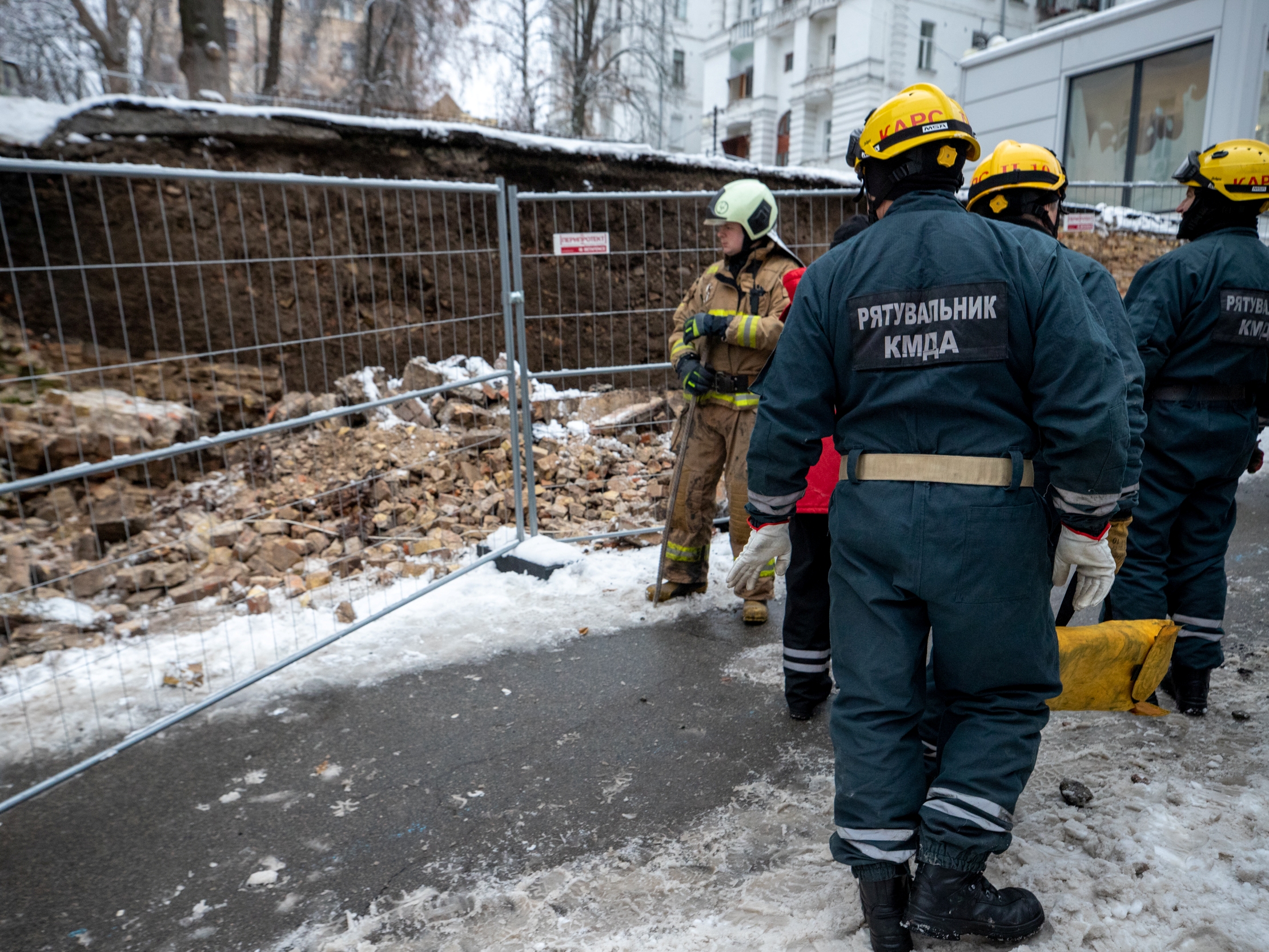 У центрі Києва під час ремонту обвалилася стіна: загинув будівельник