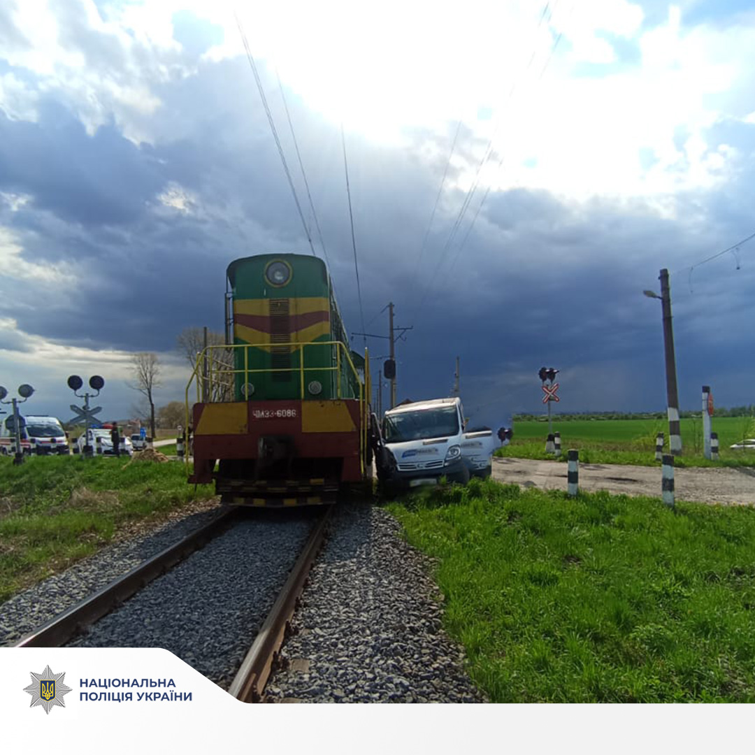 На Львівщині водій мікроавтобуса врізався в тепловоз на переїзді — поліція склала протокол