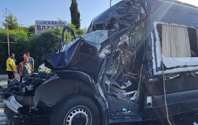 У Туреччині в ДТП загинула українка. Зіштовхнулися мікроавтобус та вантажівка