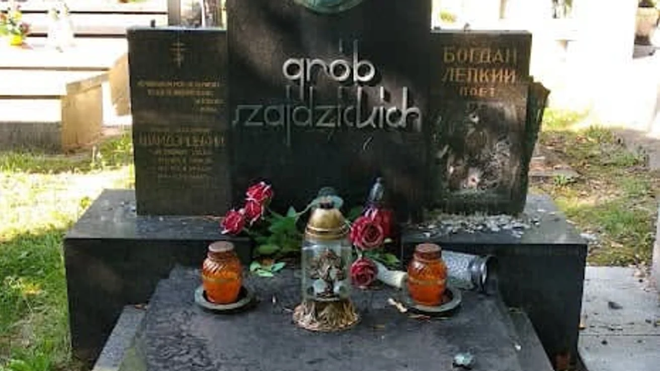 У Польщі затримали чоловіка, який знищив могили українського письменника (фото)