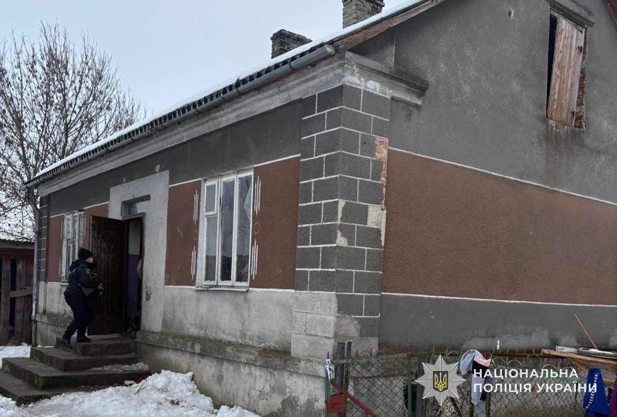 Немовля з туберкульозом, дворічний — з опіками: На Львівщині батьків семерих дітей підозрюють у знущанні над ними
