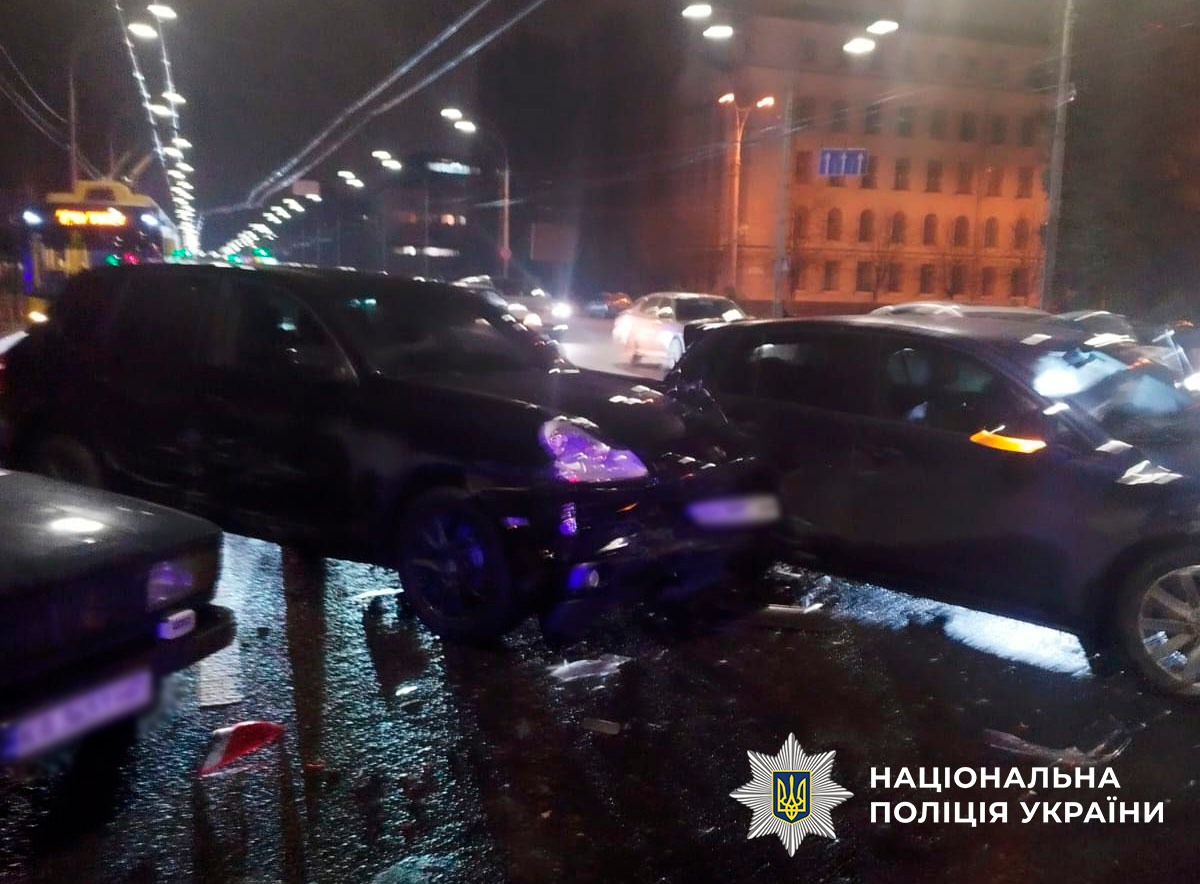 У Києві поліція затримала водія Porsche Cayenne, який спричинив ДТП та влаштував стрілянину (фото)