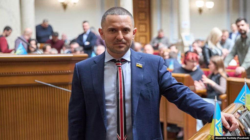 Відрядження чи втеча? Нардеп поїхав за кордон на тиждень та вже три місяці не повертається