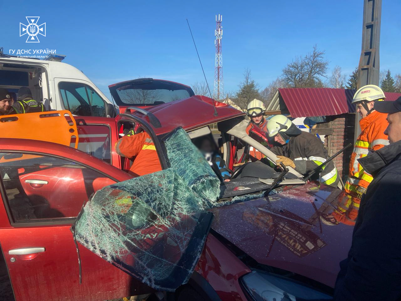 На Львівщині авто влетіло в огорожу: молоду водійку госпіталізували у важкому стані