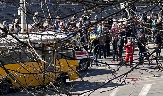 У Херсоні мітингувальників закидали світлошумовими гранатами, лунали постріли