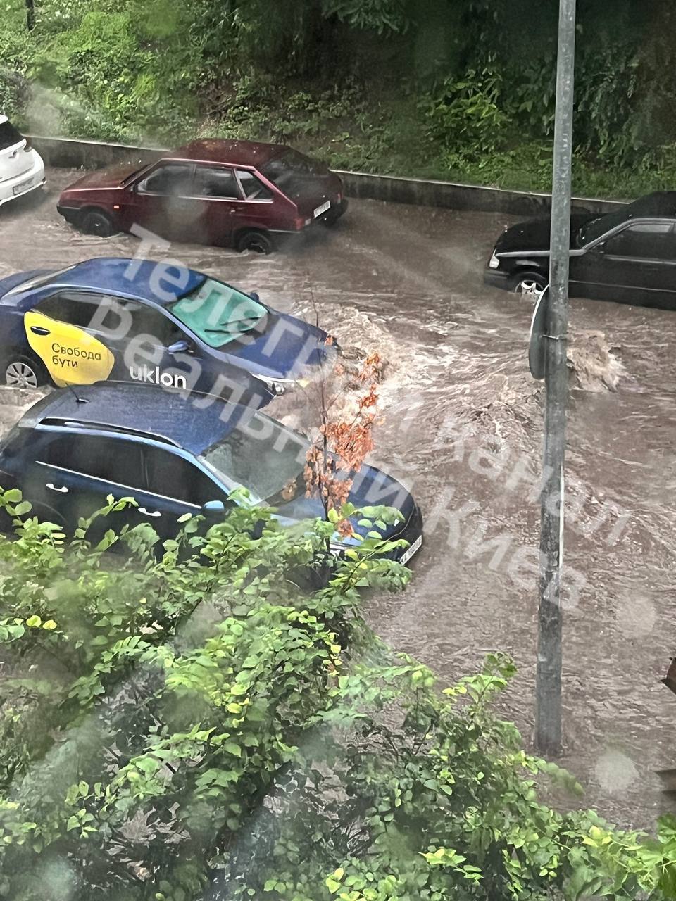 Київ пішов під воду: столицю затопило через потужну зливу