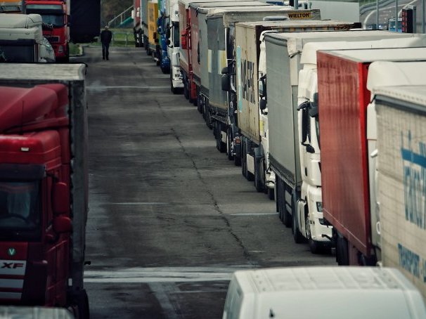 Україна розпочала евакуацію водіїв з польського кордону