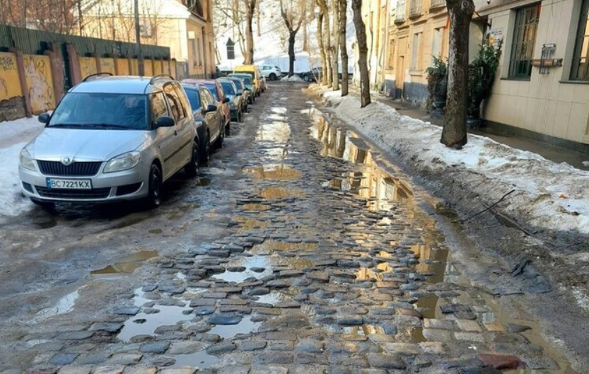 Водіям на замітку: у центрі Львова через ремонт на місяць закривають вулицю
