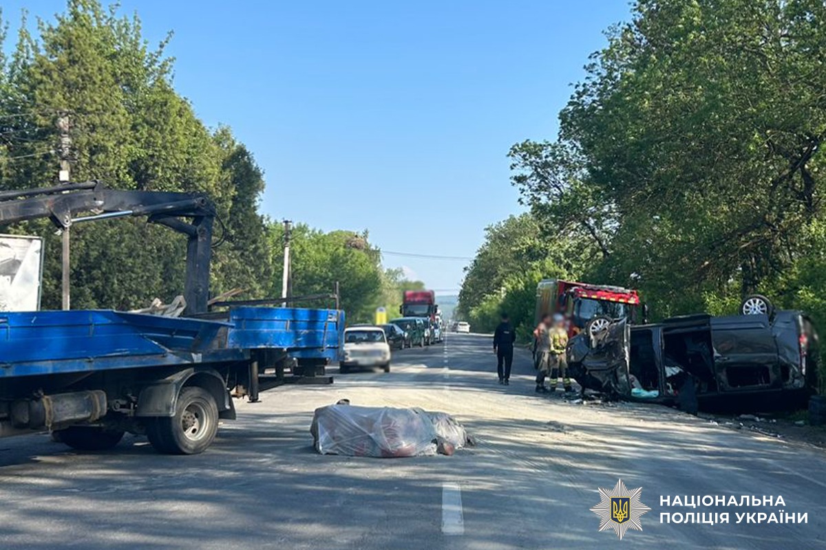 Масштабна ДТП на Буковині: Зіткнулися мікроавтобус та вантажівка
