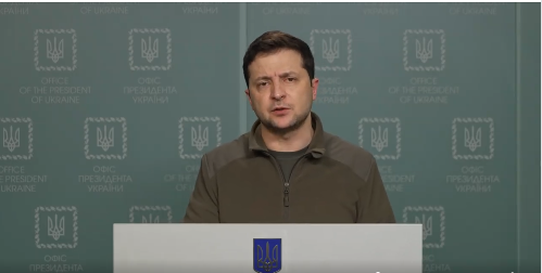 Відеозвернення президента Зеленського біля будівлі ОП: "Я тут, ніякої зброї ми не складемо"