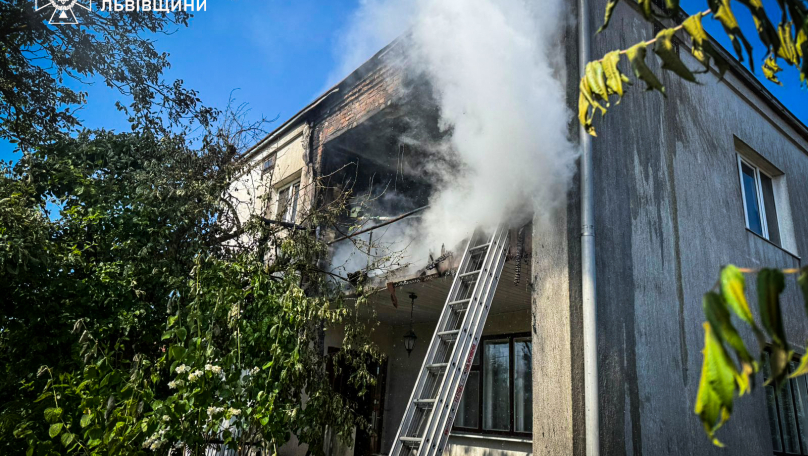 На Львівщині виникла пожежа у двоповерховому будинку: постраждала 76-річна жінка (фото)
