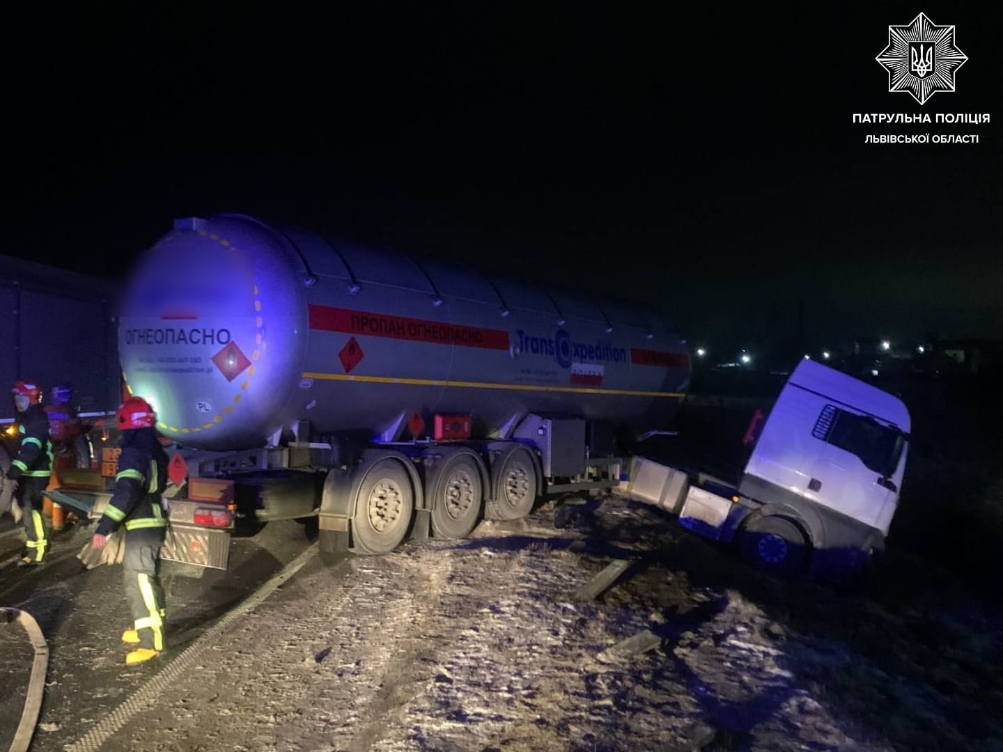Через п’яного водія фура опинилася в кюветі. На трасі Київ-Чоп біля Львова ускладнений рух