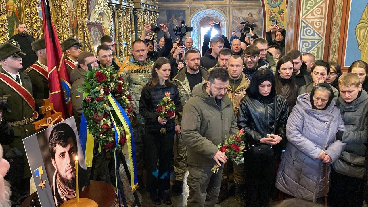 Тисячі людей прийшли на прощання з Героєм України Да Вінчі у Києві