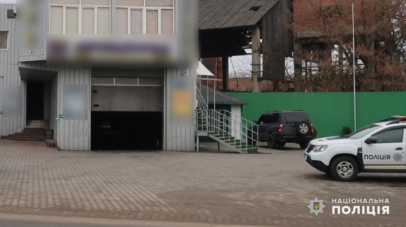У Чернівцях на автомийці викрали позашляховик