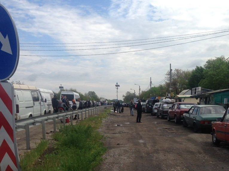 Величезну колону з евакуйованими з Маріуполя пропустили до Запоріжжя