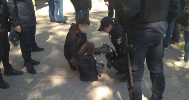 У Дніпрі затримали дівчину, яка носила в рюкзаку балончик та зеленку