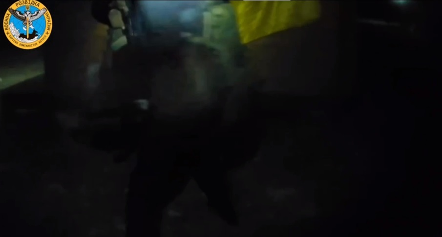 Вивісили синьо-жовтий прапор: ГУР показало кадри висадки розвідників у Криму. Відео дня