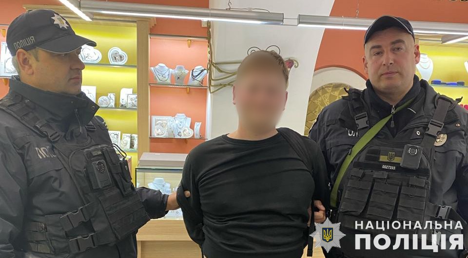 28-річний чоловік із Запоріжжя намагався пограбувати ювелірну крамницю у Львові
