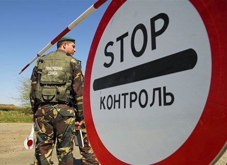 Українські прикордонники «привітали» квітами чоловіків, які намагалися втекти з країни