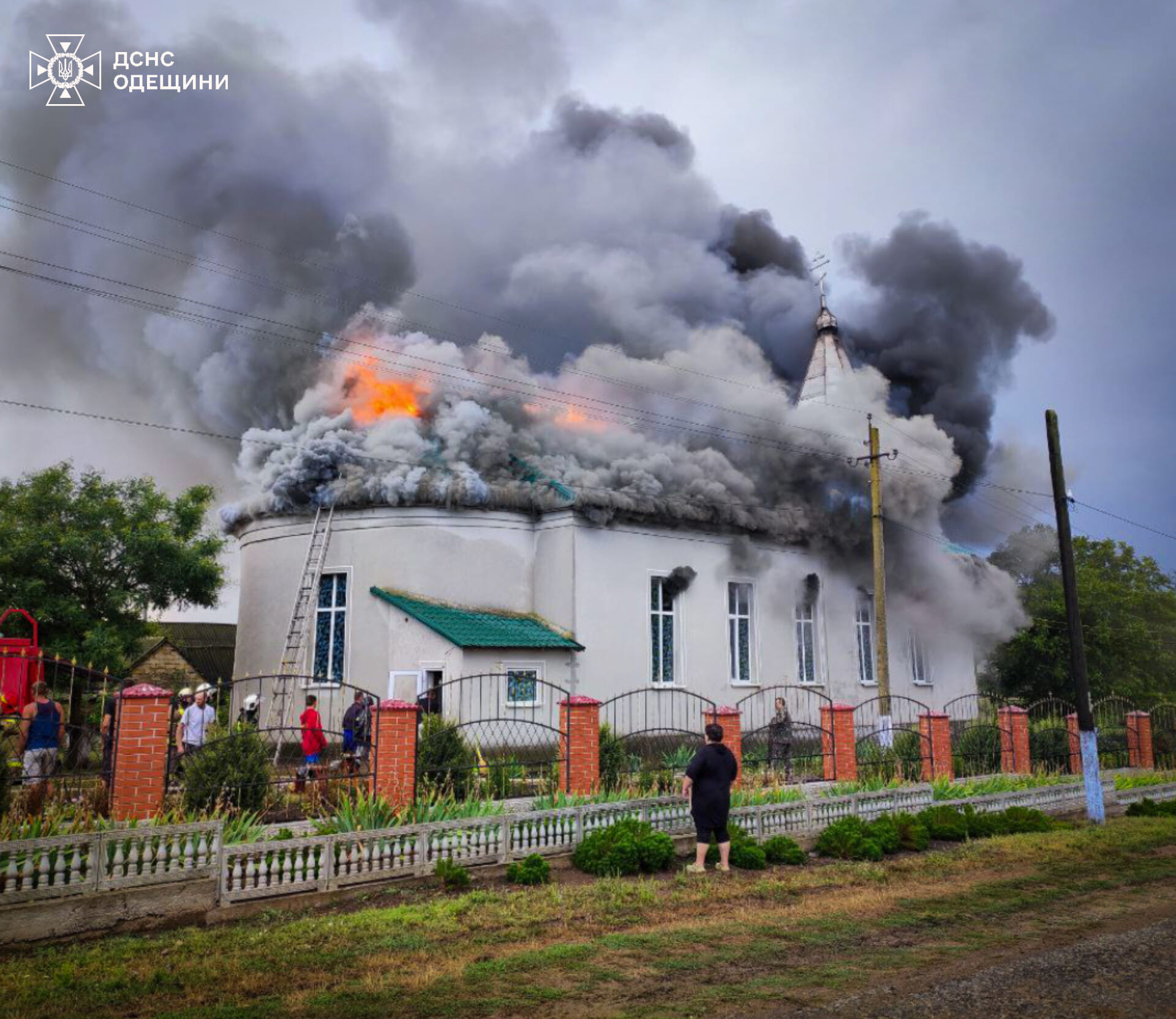 На Одещині блискавка влучила у церкву: спалахнула масштабна пожежа