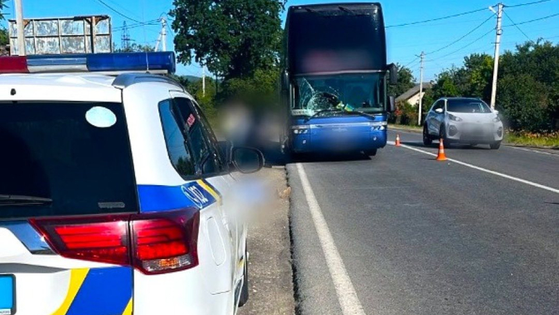 Смертельна ДТП на Прикарпатті: 28-річний водій автобуса з Львівщини збив жінку (фото)