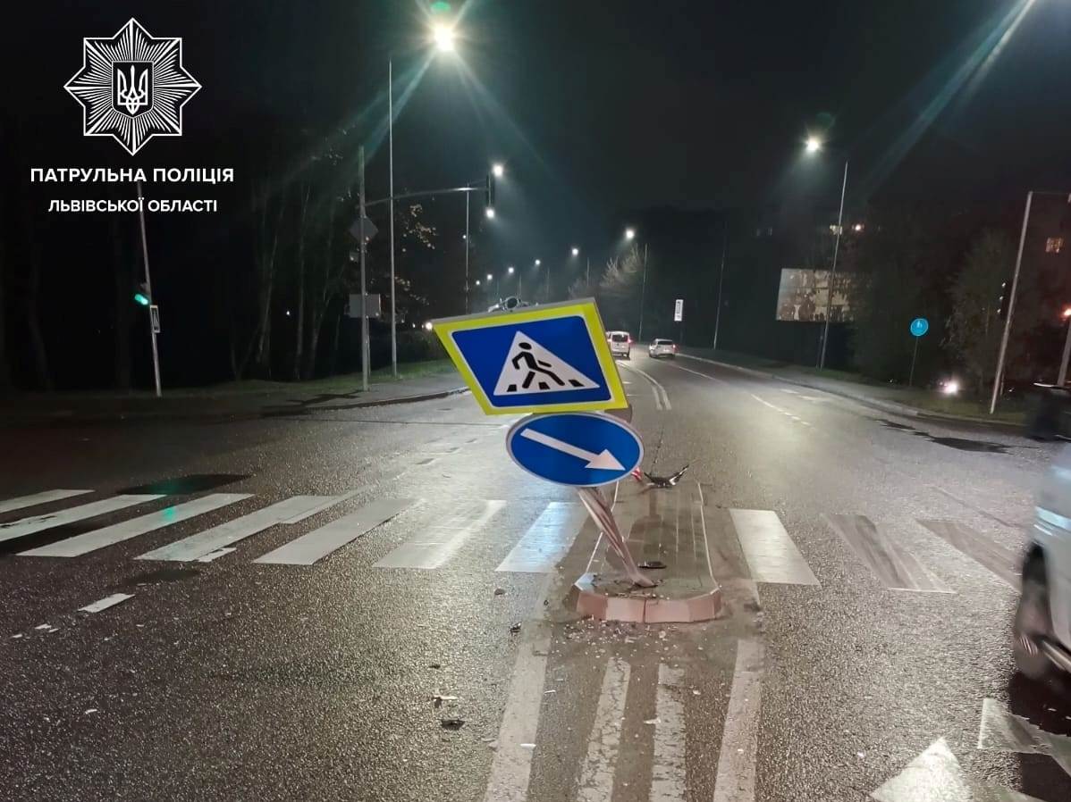 У Львові п’яний водій протаранив острівок безпеки та збив дорожні знаки