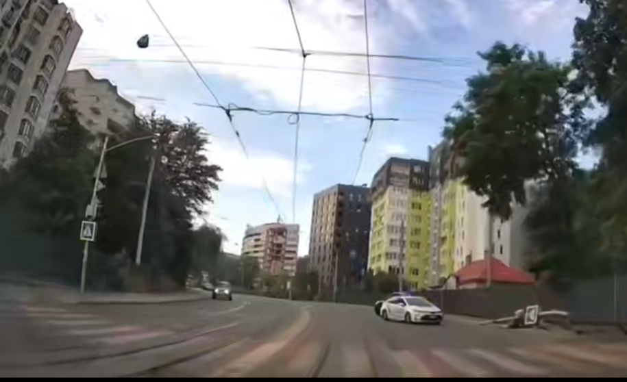 У Львові водій Porsche врізався у світлофор (відео)