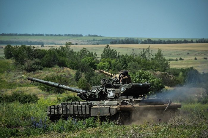 Атаку ворога відбито. Українські військові показали танковий бій на Донбасі