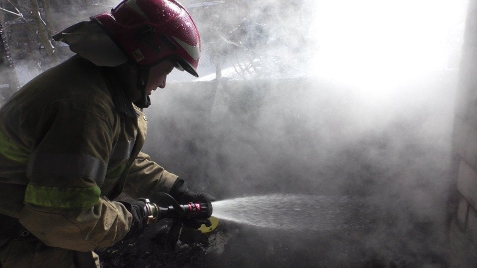 У Львові через пожежу в закинутому підвалі ледве не загинула жінка-безхатько