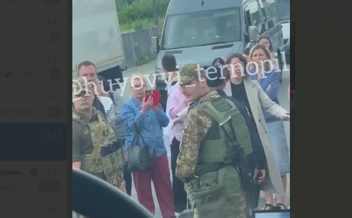 На Львівщині працівники ТЦК зупинили водія автобуса. Люди заблокували трасу