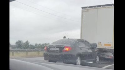 У Львівському районі легковик врізався у вантажівку та застряг (відео)