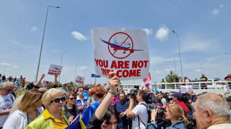 Перший за 4 роки російський літак сів у Тбілісі. Грузини протестують