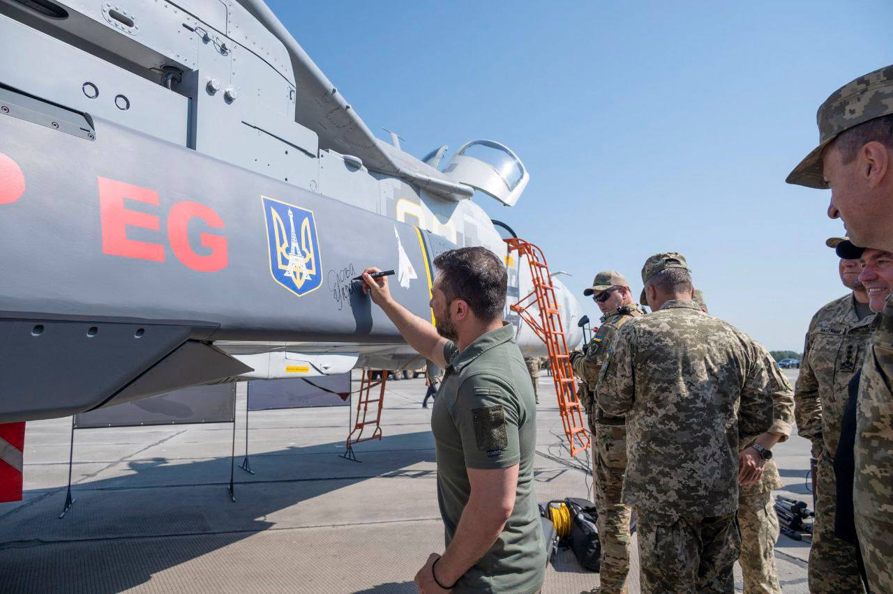 Україна отримала французькі далекобійні ракети SCAPL: одну із них підписав президент
