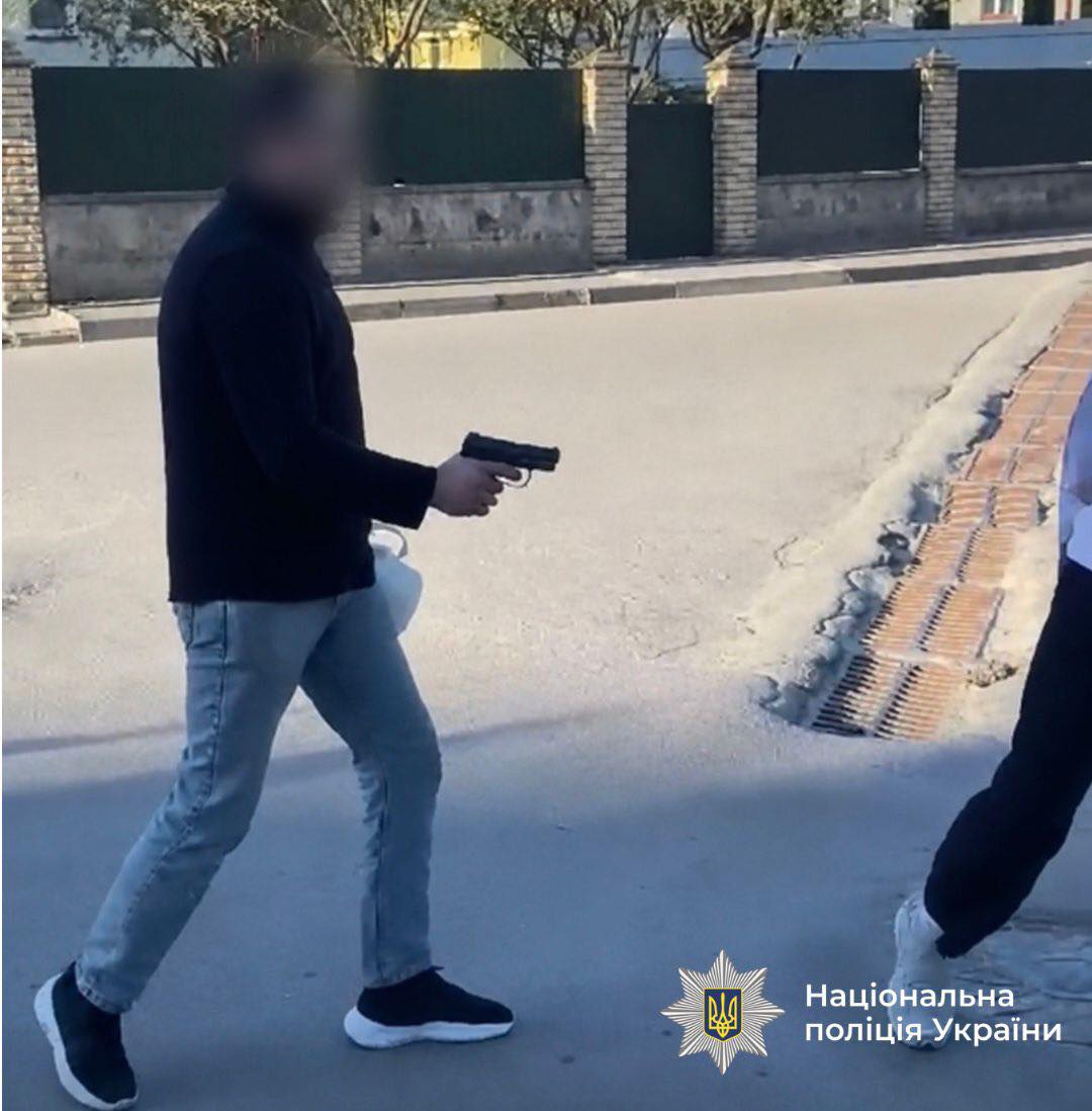 У Тернополі чоловік погрожував пістолетом під час конфлікту