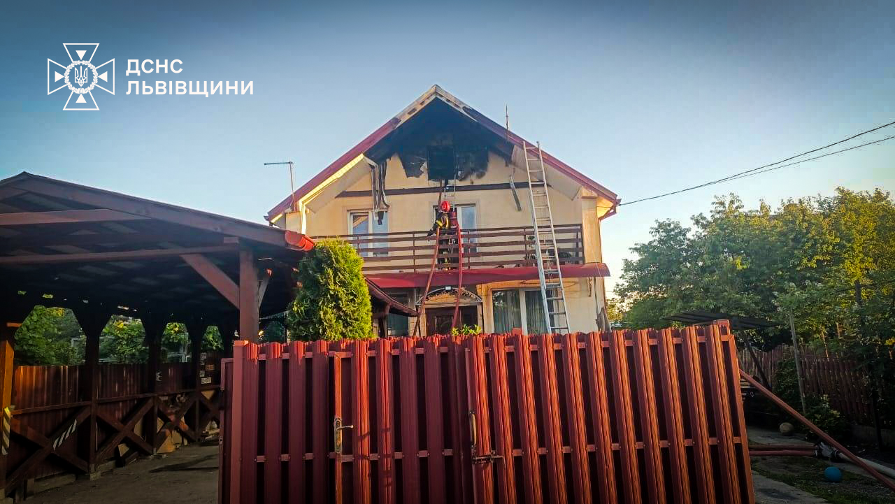У Львові горів житловий будинок: фото з пожежі