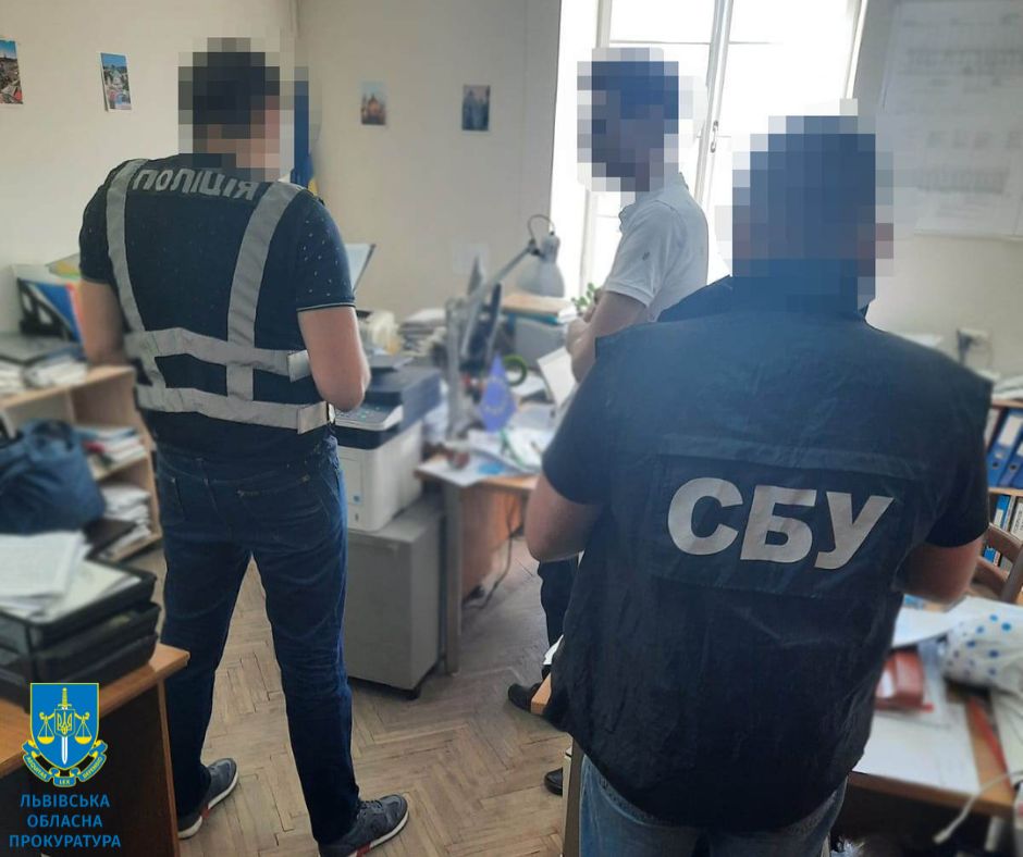 У Львові за хабарництво судитимуть ексчиновника міськради та його спільницю