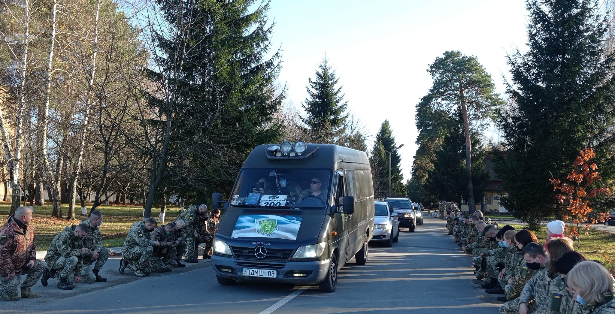 «Просила сина нарешті залишитися вдома». Яворів на колінах зустрів свого воїна