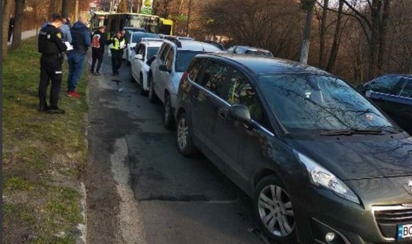Зіткнулися до семи авто. Через масштабну ДТП у Львові тролейбуси змінюють маршрут