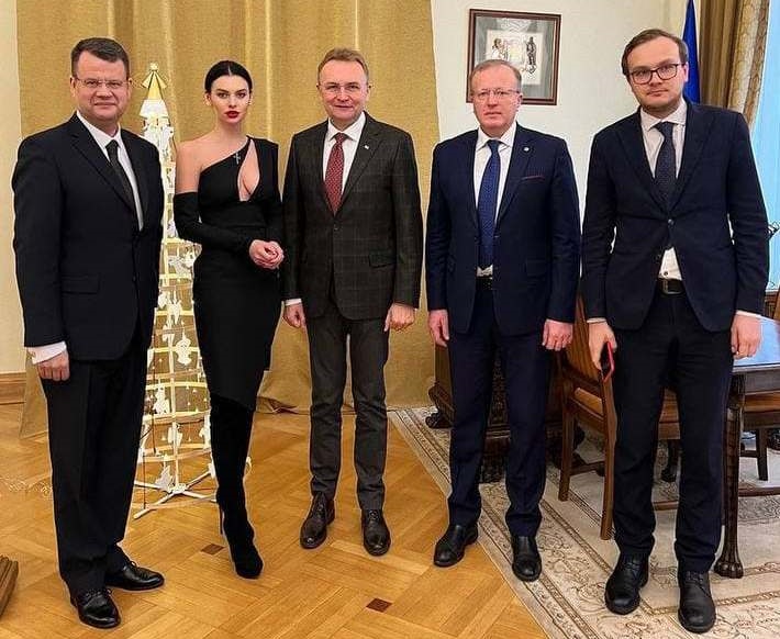 Христина Тишкун, декольте, хрестик і мерія. Що кажуть стилісти